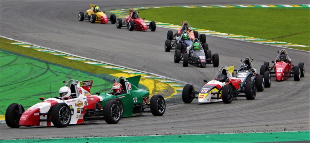 Adrenalina, emoção e muita velocidade! Coloque seu capacete, aperte os cintos e pilote um carro de corrida! - Imagem 2