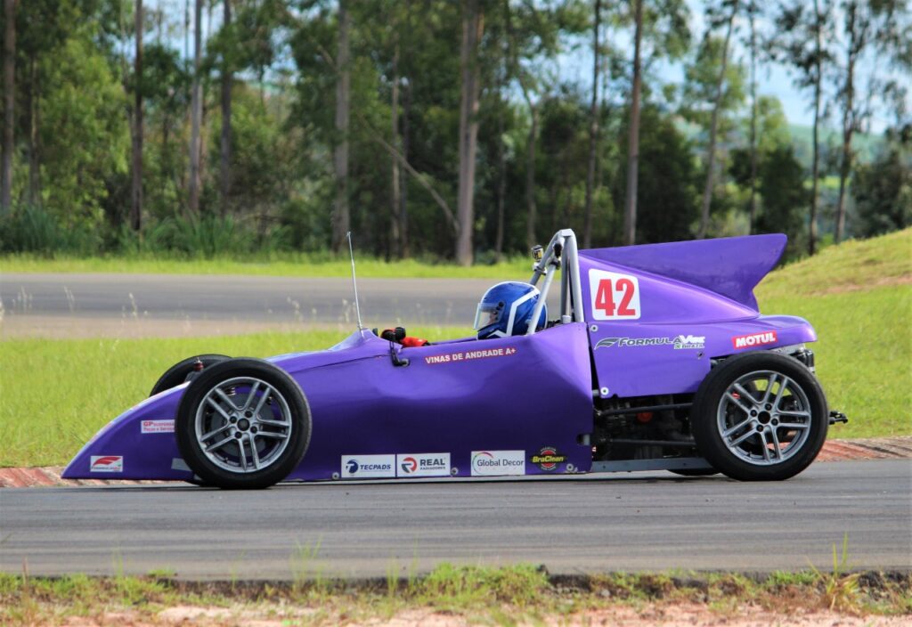 Adrenalina, emoção e muita velocidade! Coloque seu capacete, aperte os cintos e pilote um carro de corrida! - Imagem 3