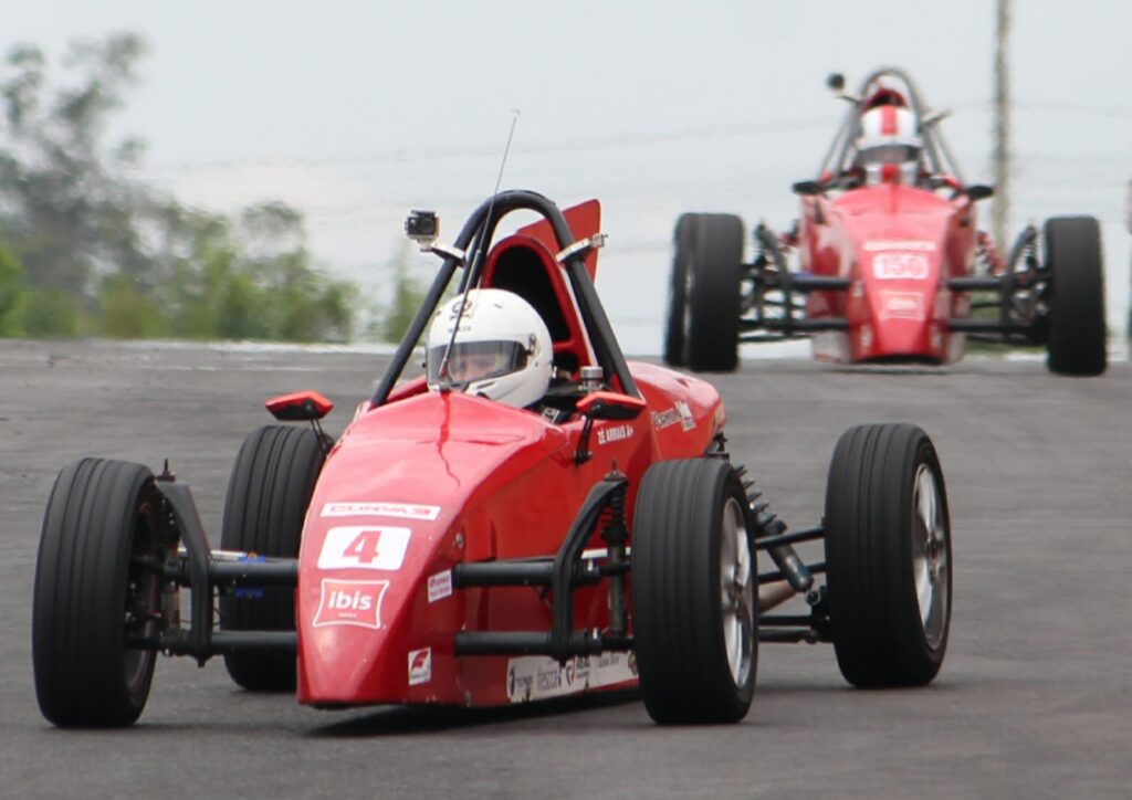 Adrenalina, emoção e muita velocidade! Coloque seu capacete, aperte os cintos e pilote um carro de corrida! - Imagem 4