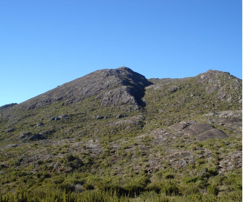 Surpreenda-se com a beleza natural do Pico da Bandeira!