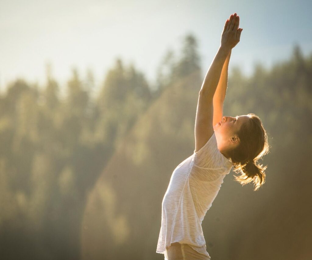 Yoga ou Qi Gong? Se conecte com a natureza em uma aula na Terra das Cataratas!