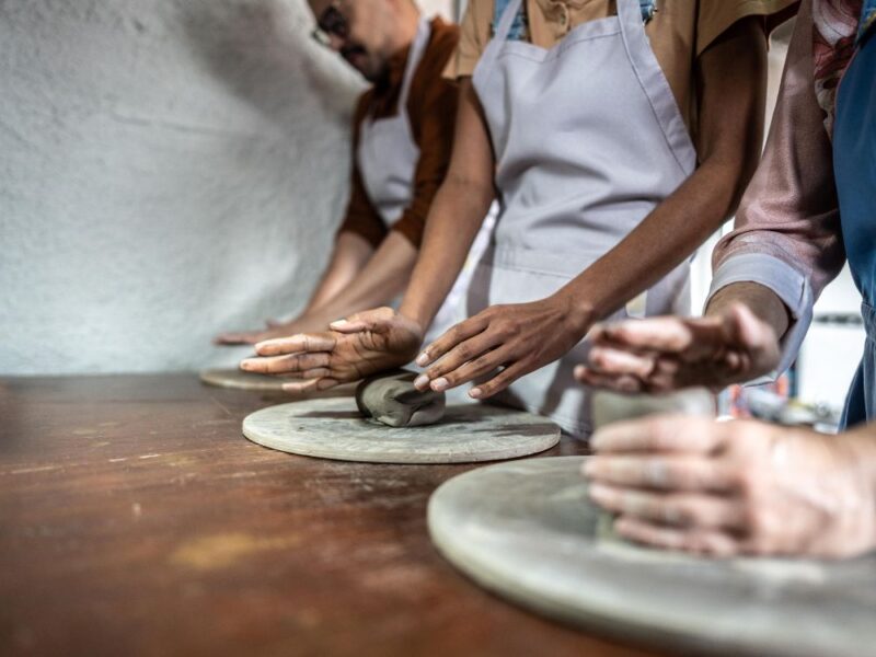 Criatividade, sabores e aromas em uma vivência de cerâmica no torno com jantar - Imagem 3
