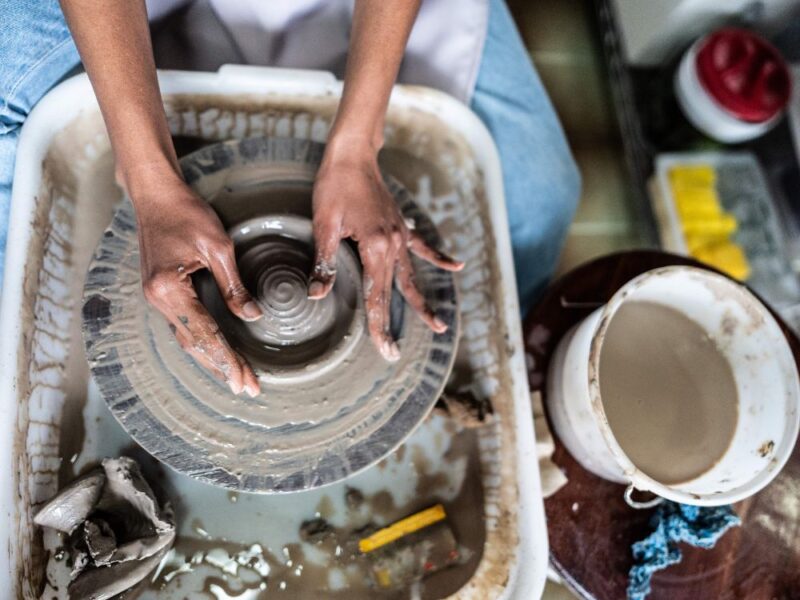 Criatividade, sabores e aromas em uma vivência de cerâmica no torno com jantar