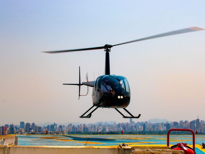 O amor está no ar! Surpreenda quem você ama neste passeio de helicóptero com coquetel e recepção VIP! - Imagem 2
