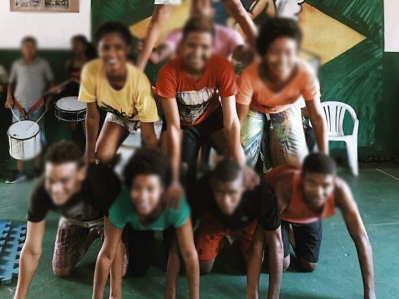 Explore a riqueza cultural e seu impacto transformador em um tour com arte consciente na Comunidade Saramandaia! - Imagem 3