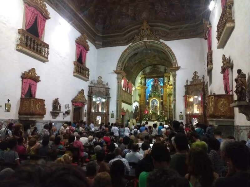 Mergulhe na atmosfera mágica do Pelourinho Iluminado em um tour noturno repleto de religiosidade e cultura afro-católica - Imagem 4