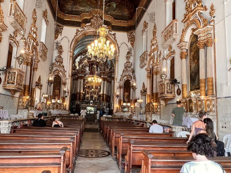 Mergulhe na atmosfera mágica do Pelourinho Iluminado em um tour noturno repleto de religiosidade e cultura afro-católica - Imagem 2