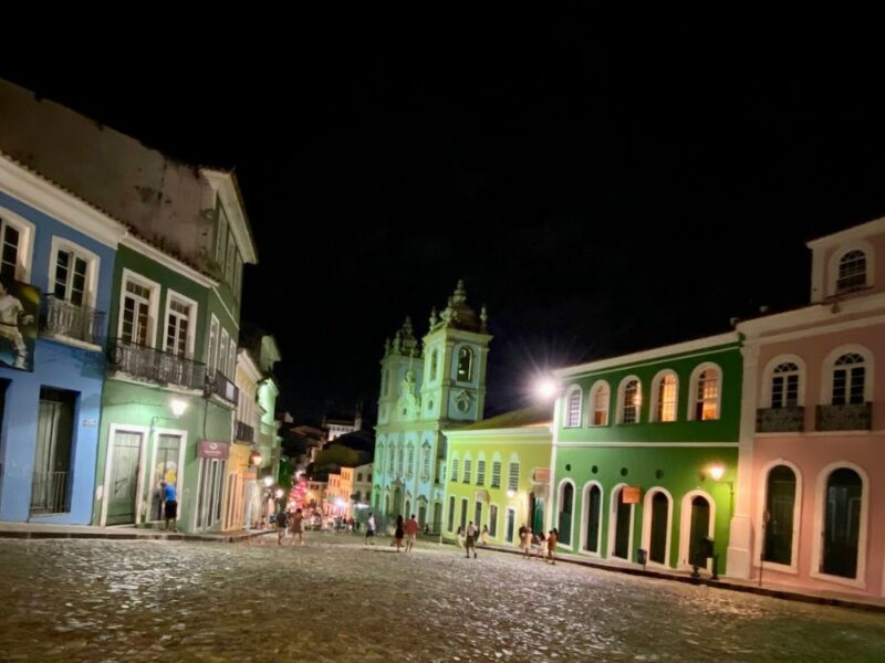 Mergulhe na atmosfera mágica do Pelourinho Iluminado em um tour noturno repleto de religiosidade e cultura afro-católica