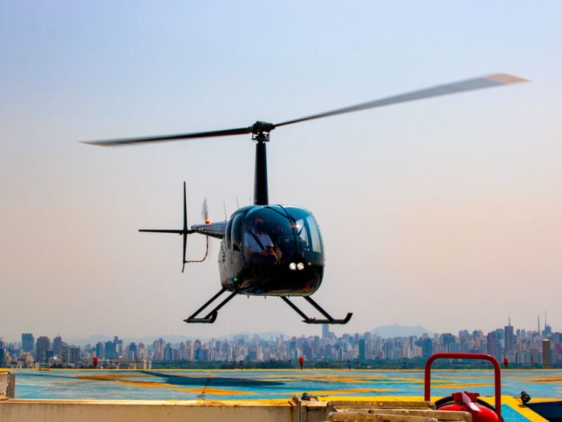 Observe São Paulo de cima por 20 min em um incrível vôo de helicóptero pelos principais pontos turísticos da cidade