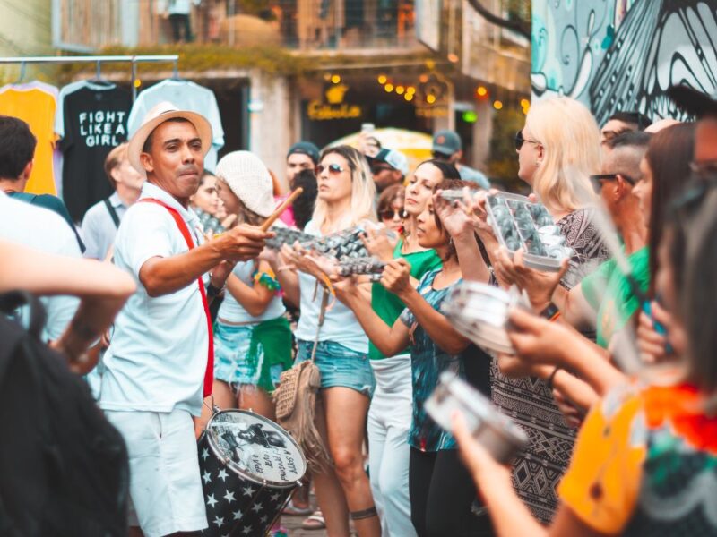 Samba no pé! conheça a música e a cultura brasileira em um ensaio de escola de samba