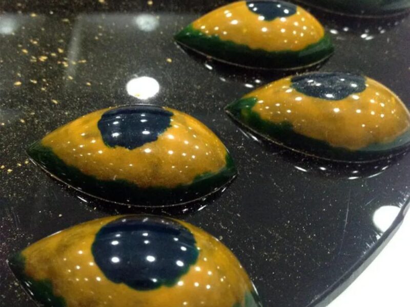 Formiguinhas em ação: entenda métodos de temperagem, moldagem e pintura de chocolates - Imagem 3