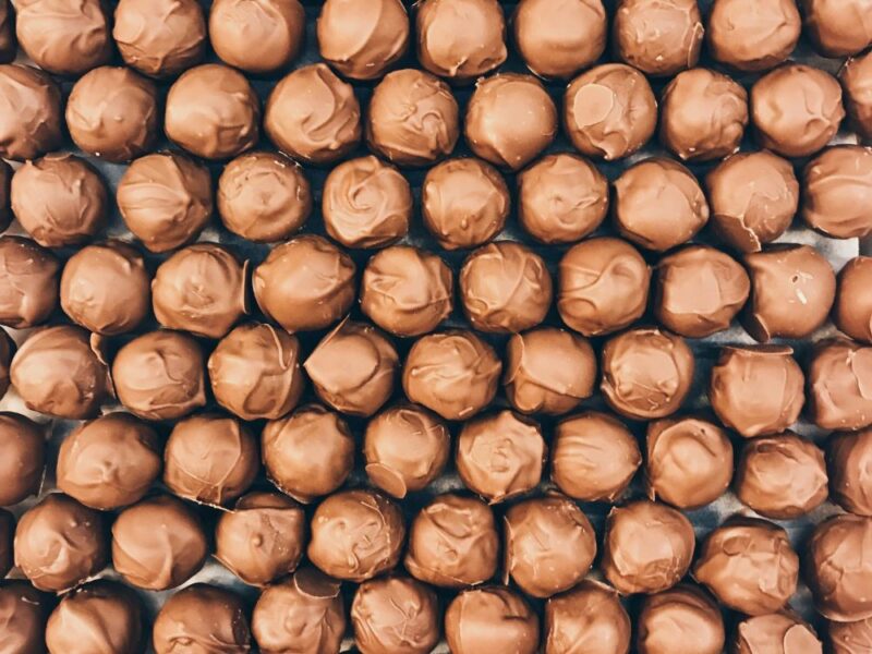 Formiguinhas em ação: entenda métodos de temperagem, moldagem e pintura de chocolates - Imagem 2