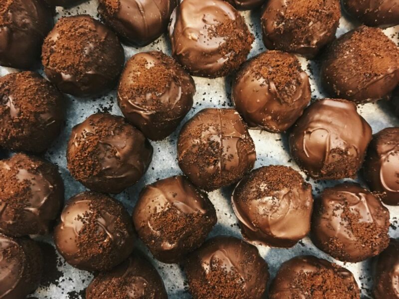 Formiguinhas em ação: entenda métodos de temperagem, moldagem e pintura de chocolates