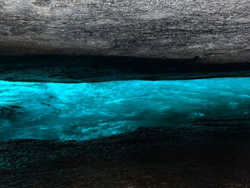 Desvende os mistérios e espetáculos da Gruta do Acaiá, um refúgio fluorescente em Ilha Grande! - Imagem 4
