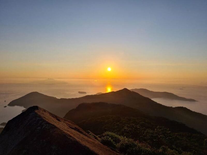 Trekking noturno até o Pico do Papagaio, em Ilha Grande