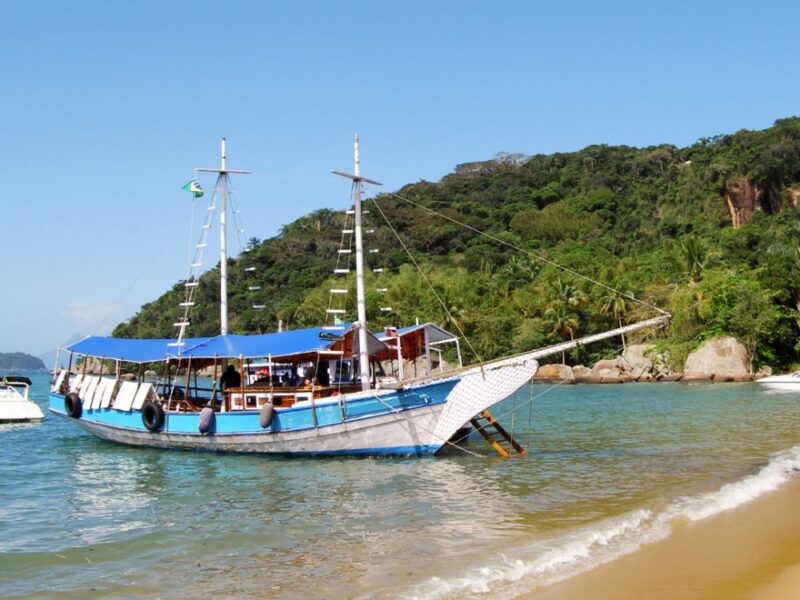 Visite uma das sete praias mais bonitas do mundo neste passeio de escuna em Ilha Grande