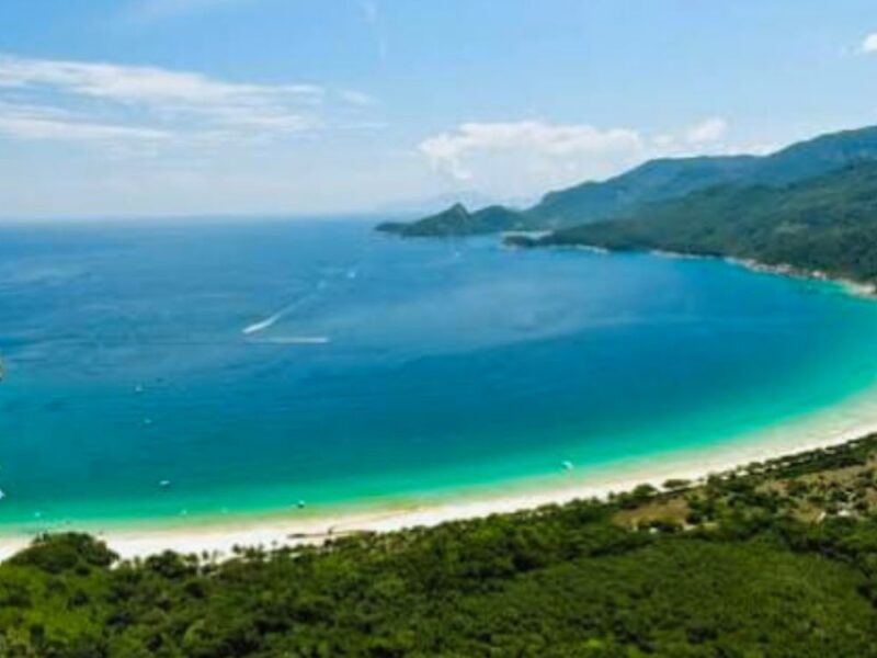 Visite uma das sete praias mais bonitas do mundo neste passeio de escuna em Ilha Grande - Imagem 3