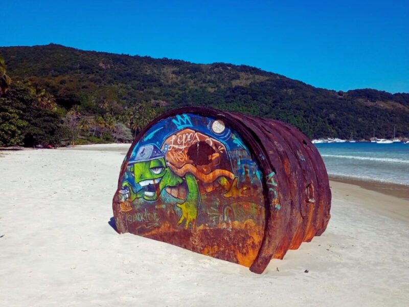 Visite uma das sete praias mais bonitas do mundo neste passeio de escuna em Ilha Grande - Imagem 2