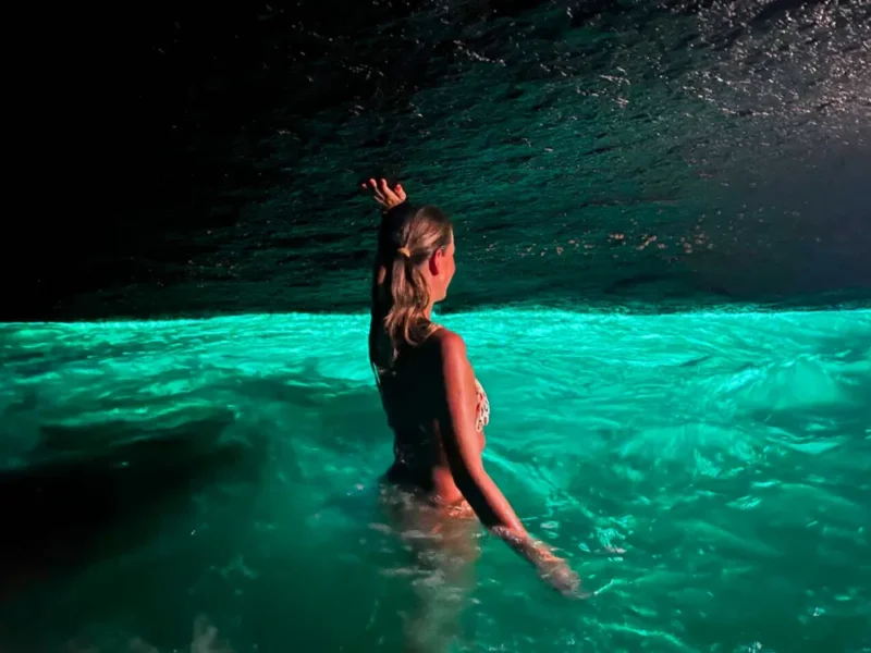 Desvende os mistérios e espetáculos da Gruta do Acaiá, um refúgio fluorescente em Ilha Grande!