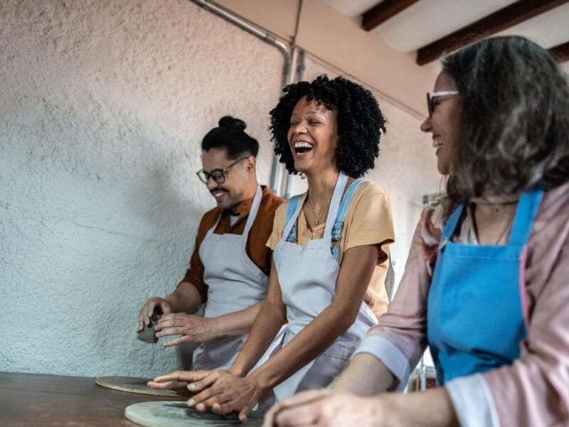 Moldando o Amor: vivência de cerâmica no torno com jantar exclusivo para casais - Imagem 4