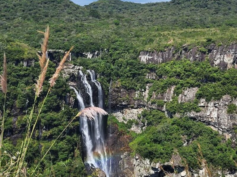 Explorando a magnitude do Cânion Fortaleza e suas quedas d'água - Imagem 2