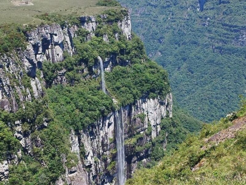 Explorando a magnitude do Cânion Fortaleza e suas quedas d'água