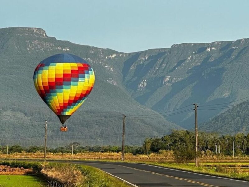 O encanto e a serenidade de Cambará do Sul vistos de cima em voo de balão ao nascer do sol